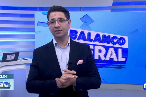 Guilherme Rivaroli em frente ao telão, em trecho Balanço Geral Curitiba