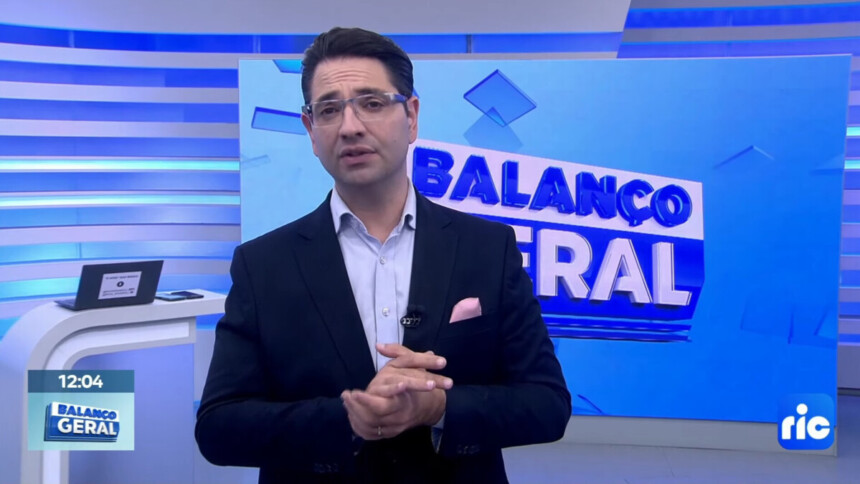 Guilherme Rivaroli em frente ao telão, em trecho Balanço Geral Curitiba