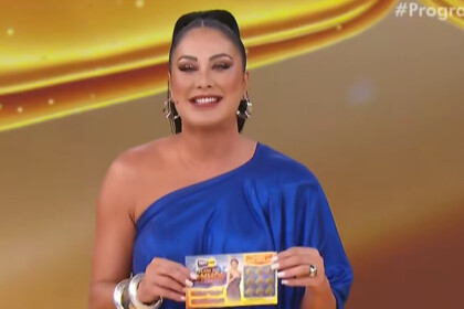 Helen Ganzarolli segurando a Tele Sena em trecho do segundo sorteio de Ano Novo