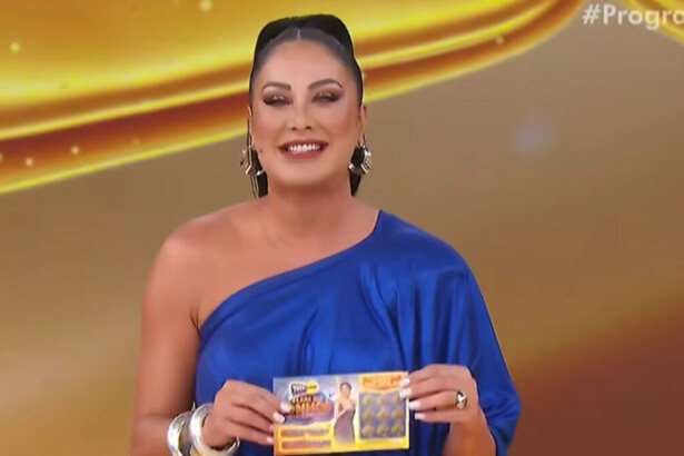 Helen Ganzarolli segurando a Tele Sena em trecho do segundo sorteio de Ano Novo