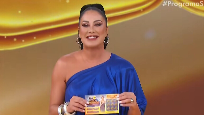 Helen Ganzarolli segurando a Tele Sena em trecho do segundo sorteio de Ano Novo