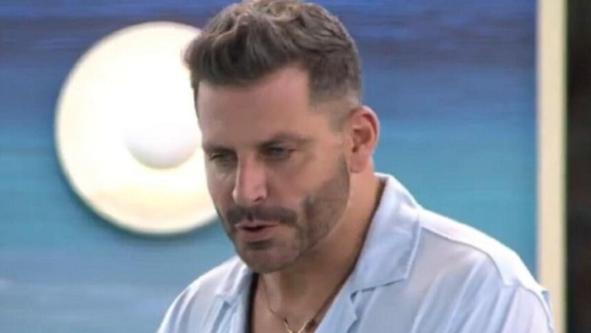 Henri Castelli na área externa do BBB 26