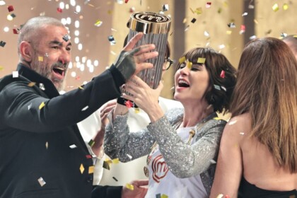 Henrique Fogaça e Julianne Trevisol levantando o troféu do MasterChef Celebridades