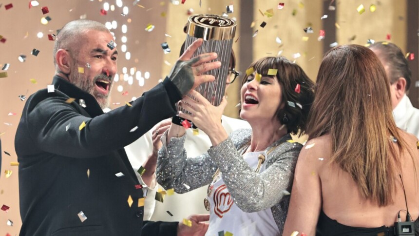 Henrique Fogaça e Julianne Trevisol levantando o troféu do MasterChef Celebridades