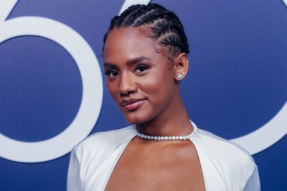Jéssica Ellen posando no evento de 60 anos da Globo
