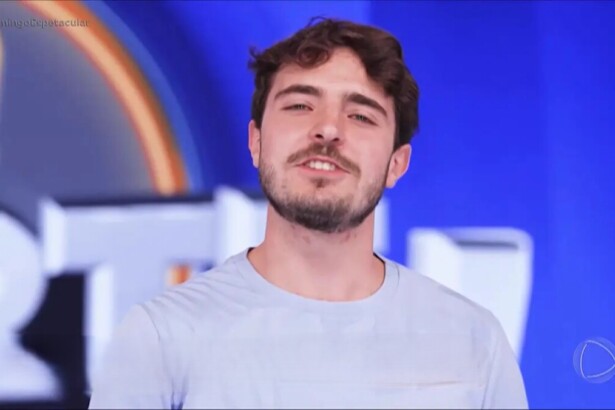João Liberato sorridente no centro do palco do Acerte ou Caia na RECORD