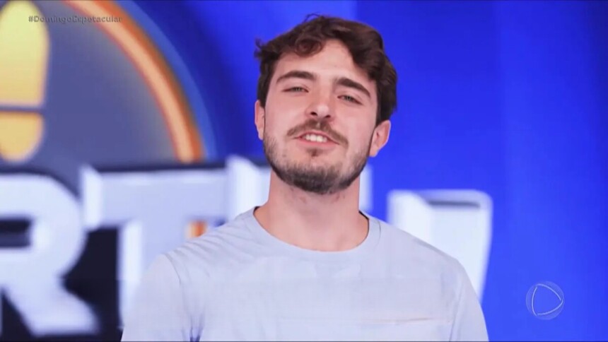 João Liberato sorridente no centro do palco do Acerte ou Caia na RECORD