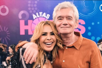 Joelma e Serginho Groisman abraçados em foto posada nos bastidores de edição do Altas Horas