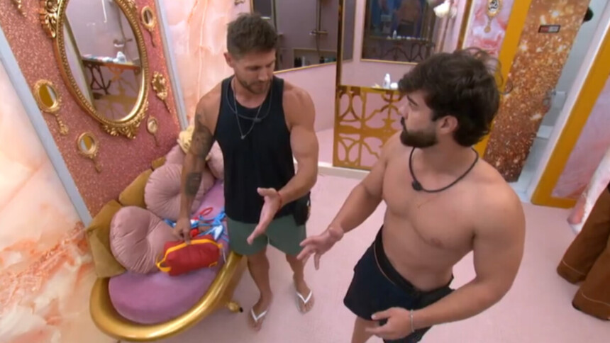Jonas Sulzbach e Paulo Augusto em discussão no banheiro do BBB 26