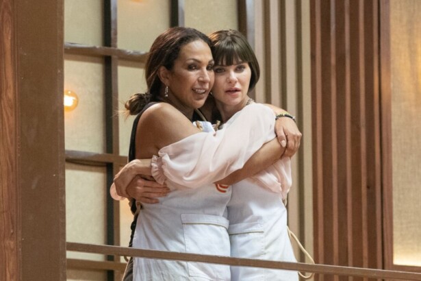 Julianne Trevisol e Valesca Popozuda abraçadas após conquistaram vaga na final do MasterChef Celebridades