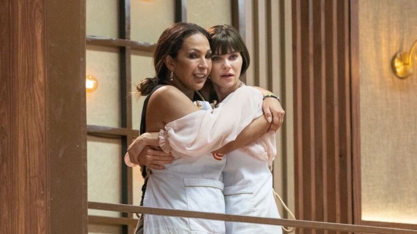 Julianne Trevisol e Valesca Popozuda abraçadas após conquistaram vaga na final do MasterChef Celebridades