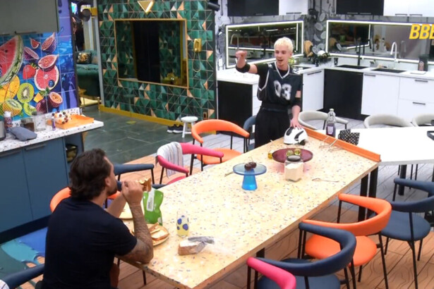 Juliana Floss na cozinha do BBB 26 conversando com Brigido
