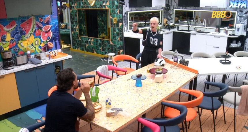 Juliana Floss na cozinha do BBB 26 conversando com Brigido