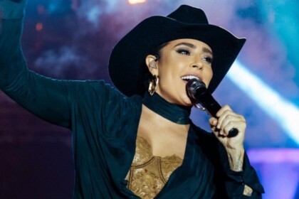 Lauana Prado em trecho de show com chapéu preto na cabeça