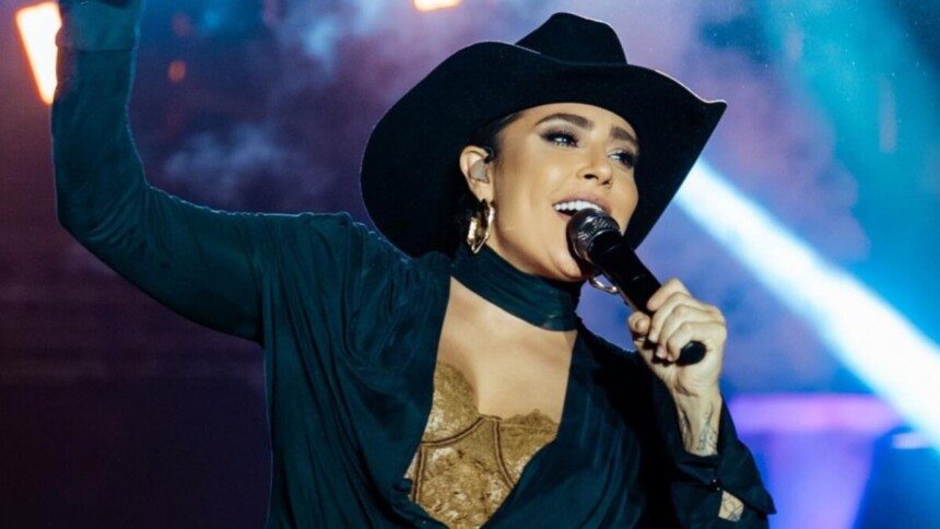 Lauana Prado em trecho de show com chapéu preto na cabeça