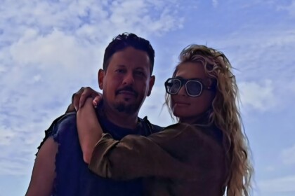 Lívia Andrade abraçada ao Marcos Araújo, dono da AudioMix