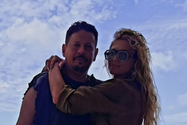 Lívia Andrade abraçada ao Marcos Araújo, dono da AudioMix