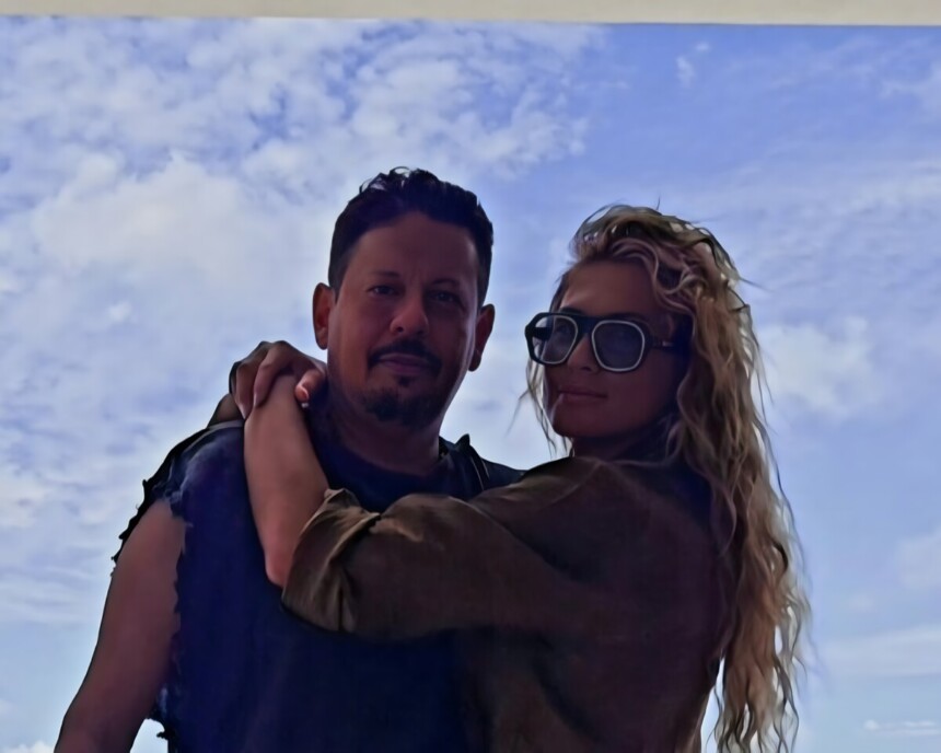 Lívia Andrade abraçada ao Marcos Araújo, dono da AudioMix