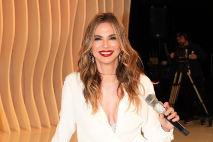 Luciana Gimenez segura microfone e sorrir nos bastidores do Superpop na RedeTV!