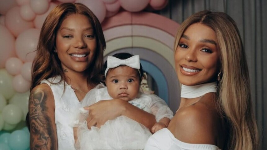 Ludmilla e Brunna Gonçalves posando com a filha Zuri no colo