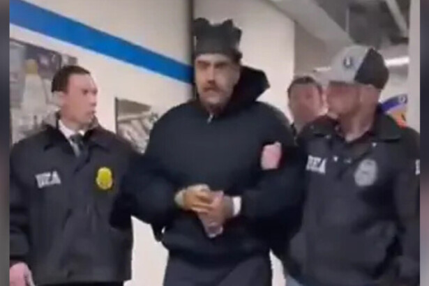 Nicolás Maduro caminha de casaco preto e algemado por um corredor da Agência Antidrogas nos EUA