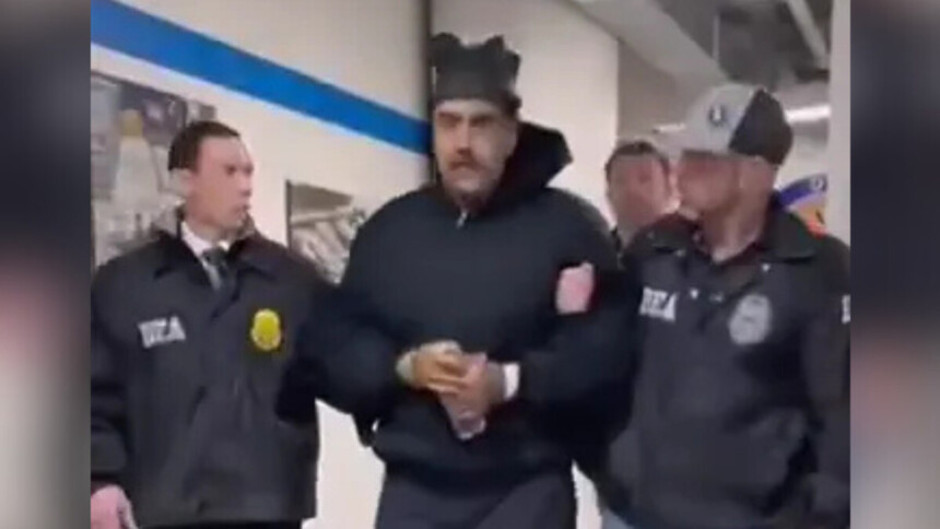 Nicolás Maduro caminha de casaco preto e algemado por um corredor da Agência Antidrogas nos EUA