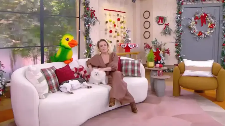 Ana Maria Braga sentada no sofá junto ao Louro Mané na chamada do Mais Você