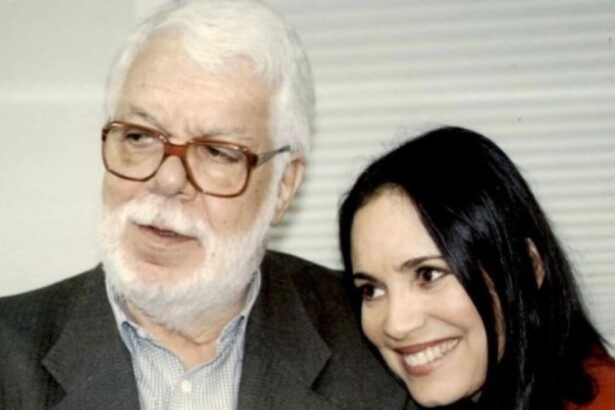 Manoel Carlos e Regina Duarte juntos, sorrindo e abraçados