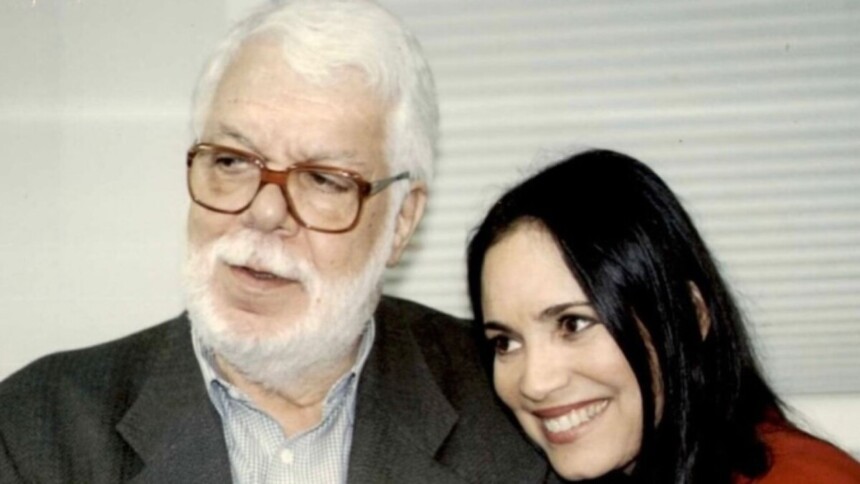 Manoel Carlos e Regina Duarte juntos, sorrindo e abraçados