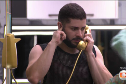 Marcelo com o Big Fone dourado no ouvido