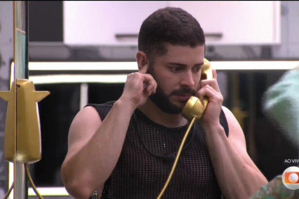 Marcelo com o Big Fone dourado no ouvido
