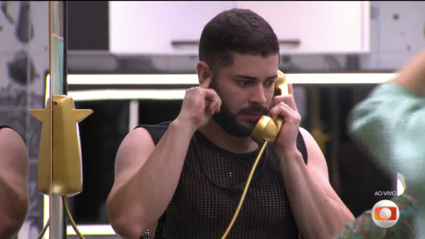 Marcelo com o Big Fone dourado no ouvido