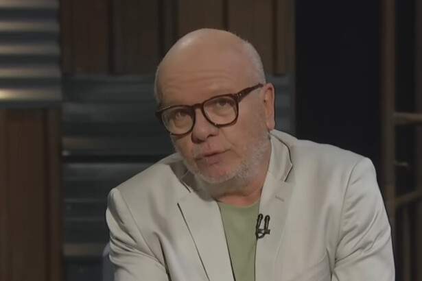 Marcelo Tas de terno claro em trecho do programa Provoca