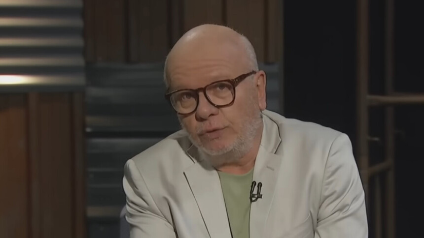Marcelo Tas de terno claro em trecho do programa Provoca