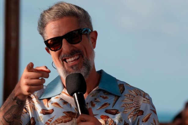 Marcos Mion sorridente em trecho do Caldeirão de Verão direto do Rio Grande do Norte