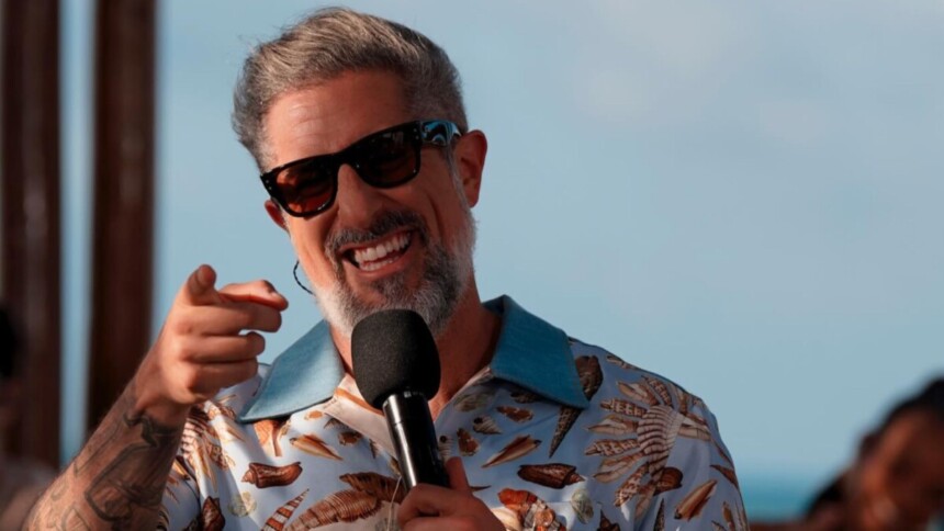 Marcos Mion sorridente em trecho do Caldeirão de Verão direto do Rio Grande do Norte