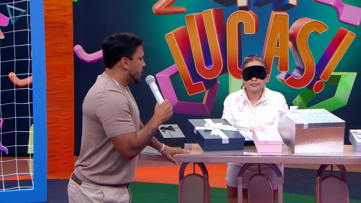 Lucas Guimarães conversa com Mari Fernandez que está com uma venda nos olhos participando de uma brincadeira do programa