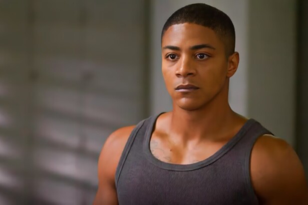 Marlon de camiseta regata e semblante série em cena de Dona de Mim