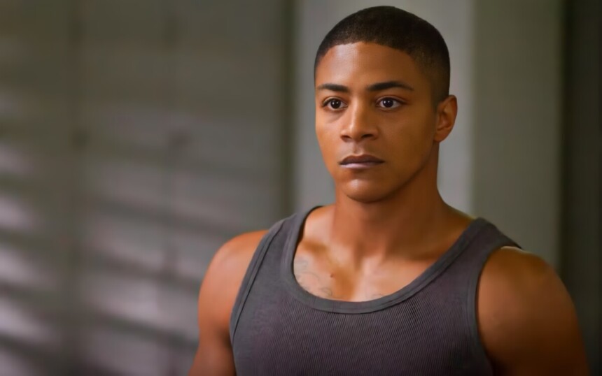 Marlon de camiseta regata e semblante série em cena de Dona de Mim