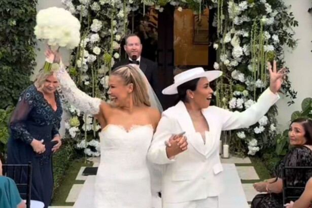 Marta e Carrie Lawrence deixando a cerimônia de casamento nos Estados Unidos
