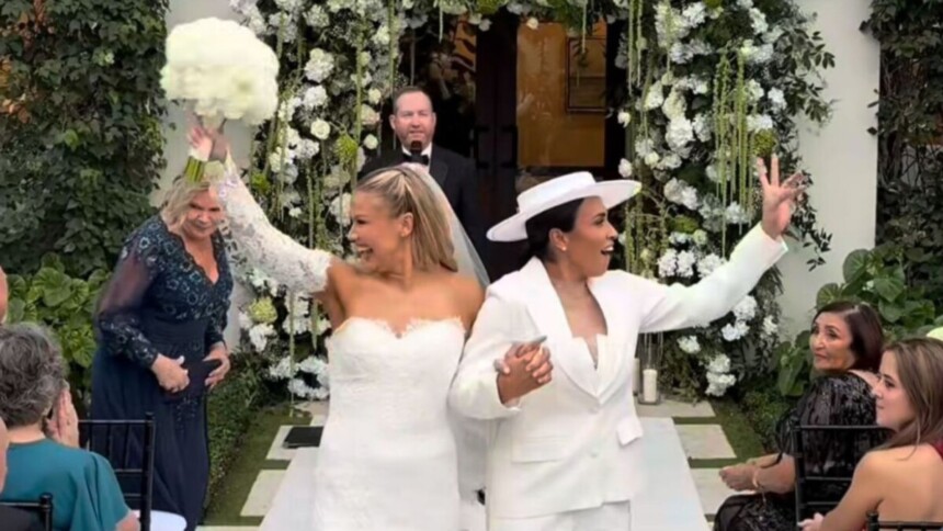 Marta e Carrie Lawrence deixando a cerimônia de casamento nos Estados Unidos