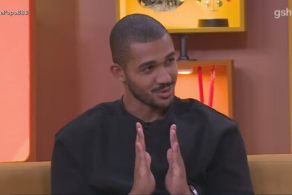 Matheus em trecho de entrevista no Bate-Papo BBB falando sobre as fezes no Quarto Branco