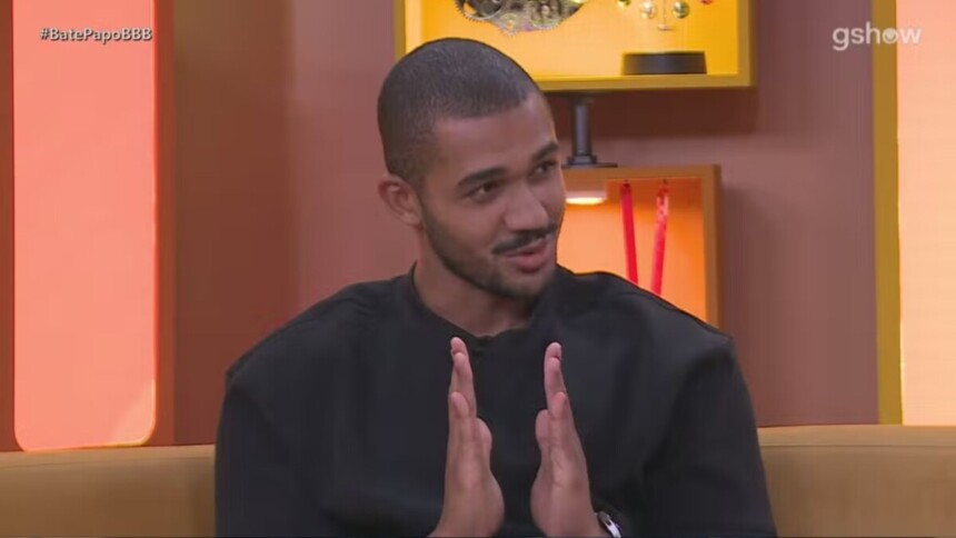 Matheus em trecho de entrevista no Bate-Papo BBB falando sobre as fezes no Quarto Branco