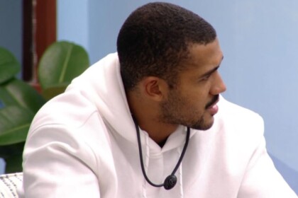 Matheus vestindo um moletom branco na área externa do BBB 26