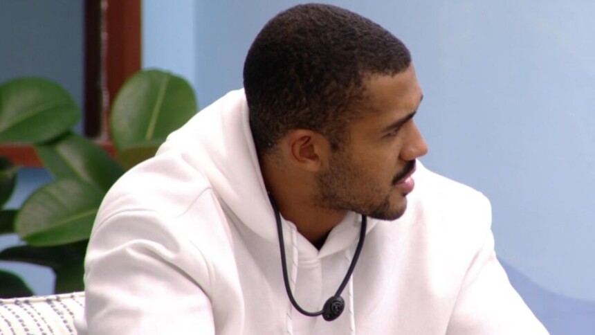 Matheus vestindo um moletom branco na área externa do BBB 26