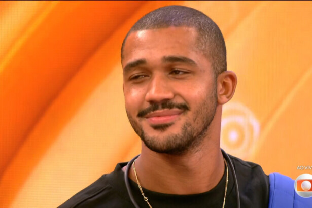 Matheus com semblante abatido conversa com Tadeu Schmidt no estúdio do BBB 26