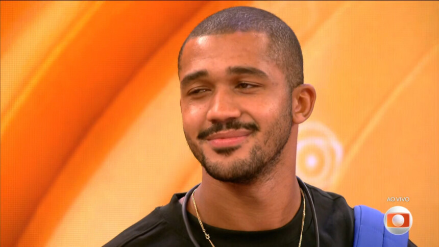 Matheus com semblante abatido conversa com Tadeu Schmidt no estúdio do BBB 26