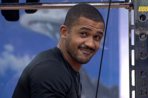 Matheus no BBB 26, sorrindo com metade dos dentes