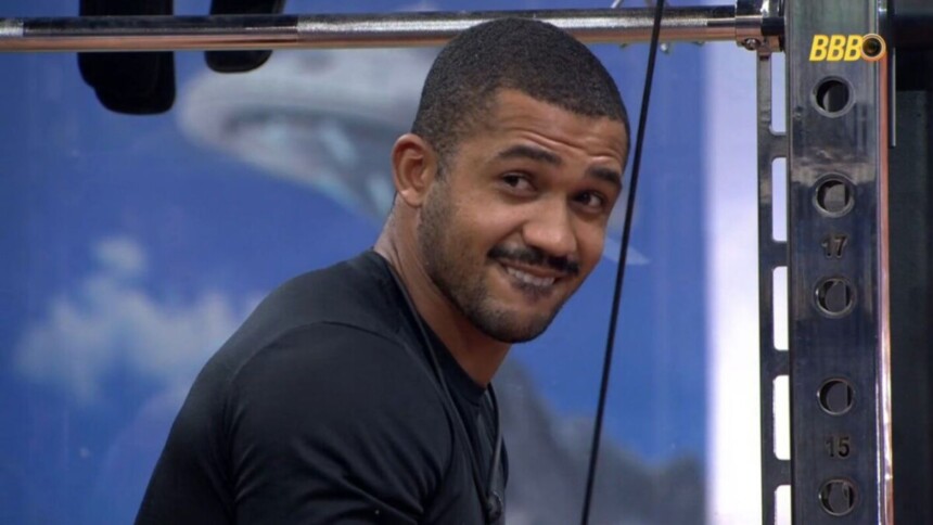 Matheus no BBB 26, sorrindo com metade dos dentes