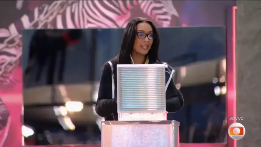 Maxiane em frente as pulseiras do líder do BBB 26